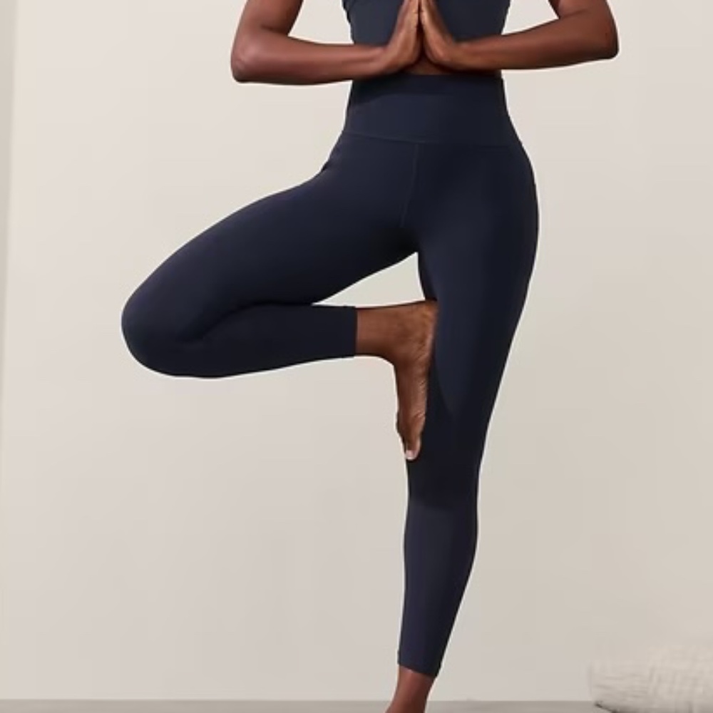 EUC Athleta Salutation 7/8 Leggings, Navy, M